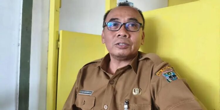 Kepala Bidang Pasar Dinas Perdagangan dan Ketenagakerjaan (Disdagnaker) Pacitan, Bambang Surono, memberikan keterangan mengenai perkembangan penanganan kasus dugaan penyimpangan retribusi Pasar Minulyo saat ditemui di kantornya, Pacitan, Jawa Timur, Senin (21/9/2026). (Foto: Istimewa)