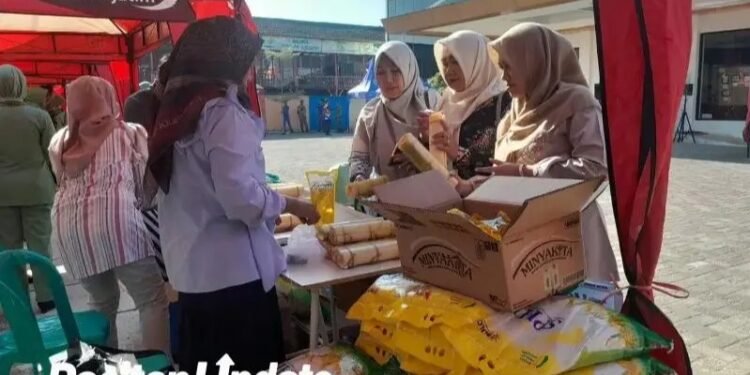 Warga mengantri membeli minyak goreng dan produk UMKM di stan Bazar Pasar Murah Kodim 0801/Pacitan di Halaman Perpustakaan Daerah Kabupaten Pacitan, Selasa (21/09/2026). (Foto: Istimewa)