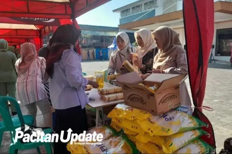 Sambut HUT TNI Ke-81, Kodim Pacitan Gelar Bazar Murah Bantu Ringankan Beban Warga Sambut HUT TNI Ke-81, Kodim Pacitan Gelar Bazar Murah Bantu Ringankan Beban Warga