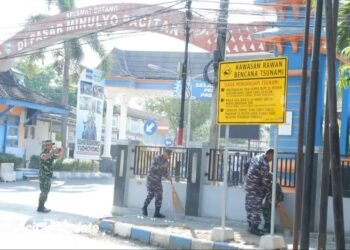 Sambut HUT ke-81 TNI, Personel Gabungan dan Warga Bersihkan Pasar Minulyo Pacitan Sambut HUT ke-81 TNI, Personel Gabungan dan Warga Bersihkan Pasar Minulyo Pacitan
