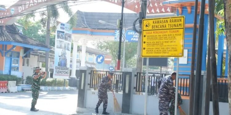 Aparat gabungan TNI bersama unsur terkait dan masyarakat membersihkan area sekitar kawasan Pasar Minulyo di Jalan Gatot Subroto, Kelurahan Baleharjo, Pacitan, Rabu (23/9/2026). (Foto: Istimewa)