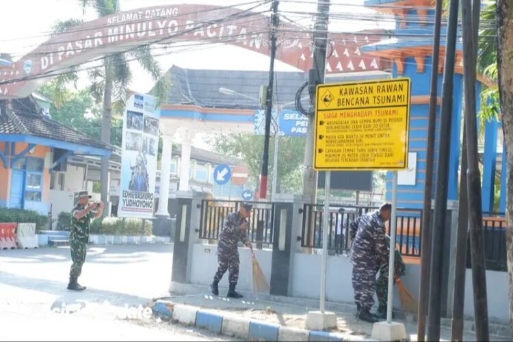 Sambut HUT ke-81 TNI, Personel Gabungan dan Warga Bersihkan Pasar Minulyo Pacitan
