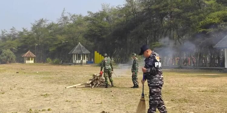 Personel gabungan TNI bersama instansi terkait menyapu dan membersihkan kawasan wisata Pantai Pancer Door, Pacitan, Jumat (25/9/2026). Kegiatan Karya Bhakti ini digelar dalam rangka menyambut HUT Ke-81 TNI. (Foto: Istimewa)