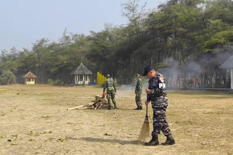 Gandeng Lintas Sektor, TNI Bersihkan Pantai Pancer Door Pacitan demi Kenyamanan Wisatawan Gandeng Lintas Sektor, TNI Bersihkan Pantai Pancer Door Pacitan demi Kenyamanan Wisatawan