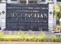 Papan nama gerbang SMA Negeri 1 Pacitan di Jalan Letjen Suprapto No. 49, Pacitan, Jawa Timur, yang menjadi lokasi pelaksanaan Rapat Pleno Komite Sekolah pada Rabu (23/9/2026). (Foto: Istimewa)