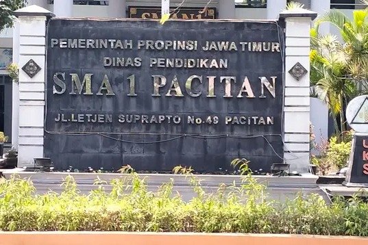 Papan nama gerbang SMA Negeri 1 Pacitan di Jalan Letjen Suprapto No. 49, Pacitan, Jawa Timur, yang menjadi lokasi pelaksanaan Rapat Pleno Komite Sekolah pada Rabu (23/9/2026). (Foto: Istimewa)