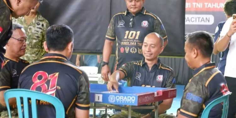 Dandim 0801/Pacitan Letkol Arh Rudi Ariyanto bersama jajaran pimpinan daerah dan peserta dalam giat Open Tournament Domino ORADO 101 Piala Panglima TNI di Gedung Gasibu Swadaya Pacitan, Minggu (27/9/2026). (Foto: Istimewa)