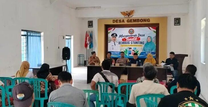 Jajaran Forkopimca, Pemerintah Desa, BPD, Babinsa, Bhabinkamtibmas, serta tokoh masyarakat saat mengikuti kegiatan Musyawarah Desa (Musdes) di Balai Desa Gembong, Kecamatan Arjosari, Kabupaten Pacitan, Senin (28/09/2026). (Foto: Istimewa)