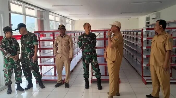 Dandim 0801/Pacitan Letkol Arh. Rudi Ariyanto bersama Tim Verifikasi dan Validasi (Verval) Dinas Koperasi Kabupaten Pacitan saat meninjau kesiapan gedung dan sarana prasarana KDKMP di Kecamatan Arjosari, Pacitan, Senin (28/9/2026). (Foto: Dok. Kodim 0801/Pacitan)