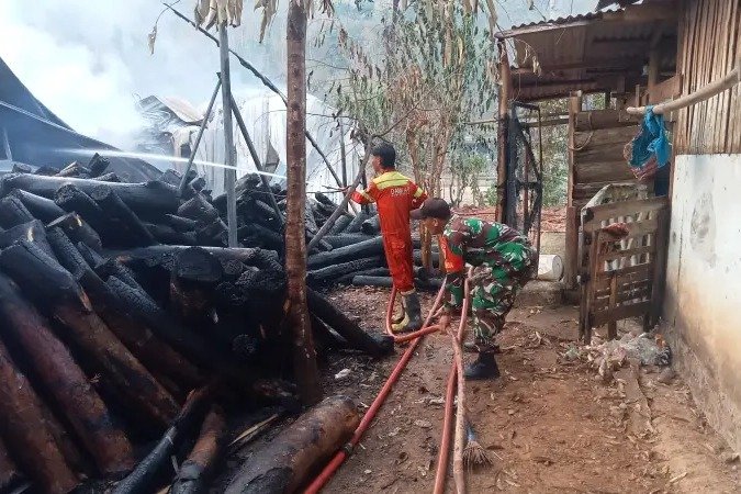 Pabrik Pengolahan Kayu di Pacitan Ludes Terbakar, Kerugian Ditaksir Mencapai Rp2 Miliar Pabrik Pengolahan Kayu di Pacitan Ludes Terbakar, Kerugian Ditaksir Mencapai Rp2 Miliar