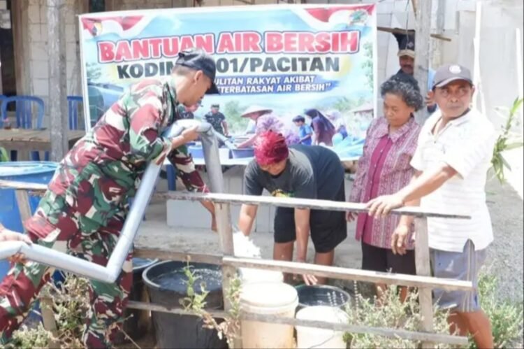 Kodim 0801/Pacitan Salurkan 10.000 Liter Air Bersih Atasi Krisis Kekeringan di Desa Punung Kodim 0801/Pacitan Salurkan 10.000 Liter Air Bersih Atasi Krisis Kekeringan di Desa Punung