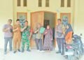 Babinsa Koramil 0801/09 Sudimoro Serda Andik Kurniawan bersama Bhabinkamtibmas, Tim Verifikasi STBM Kabupaten Pacitan, serta jajaran perangkat desa berfoto bersama saat pelaksanaan Verifikasi STBM 5 Pilar di Desa Klepu, Kecamatan Sudimoro, Pacitan, Selasa (29/9/2026). (Foto: Kodim 0801/Pacitan)
