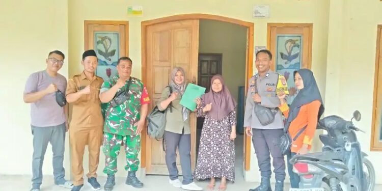 Babinsa Koramil 0801/09 Sudimoro Serda Andik Kurniawan bersama Bhabinkamtibmas, Tim Verifikasi STBM Kabupaten Pacitan, serta jajaran perangkat desa berfoto bersama saat pelaksanaan Verifikasi STBM 5 Pilar di Desa Klepu, Kecamatan Sudimoro, Pacitan, Selasa (29/9/2026). (Foto: Kodim 0801/Pacitan)