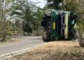 Satu unit truk tronton R14 Hino SG 8JE terguling di tepi Jalan Raya Pacitan-Solo, Dusun Jatisari, Kecamatan Donorojo, Kabupaten Pacitan, usai menabrak pembatas jalan (guardrail), Rabu (30/9/2026). (Foto: Satlantas Polres Pacitan)