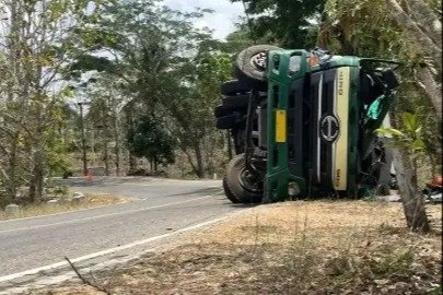 Satu unit truk tronton R14 Hino SG 8JE terguling di tepi Jalan Raya Pacitan-Solo, Dusun Jatisari, Kecamatan Donorojo, Kabupaten Pacitan, usai menabrak pembatas jalan (guardrail), Rabu (30/9/2026). (Foto: Satlantas Polres Pacitan)