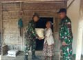 Anggota Koramil 0801/11 Donorojo menyerahkan bantuan paket sembako secara langsung (door to door) kepada salah seorang warga kurang mampu di Kecamatan Donorojo, Kabupaten Pacitan, Rabu (30/9/2026). (Foto: Dok. Pendim 0801/Pacitan)