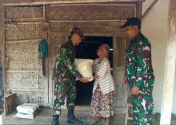 Gandeng BSI, Koramil Donorojo Salurkan Paket Sembako Door to Door untuk Warga Kurang Mampu di Pacitan Gandeng BSI, Koramil Donorojo Salurkan Paket Sembako Door to Door untuk Warga Kurang Mampu di Pacitan
