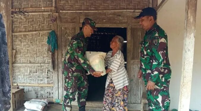 Anggota Koramil 0801/11 Donorojo menyerahkan bantuan paket sembako secara langsung (door to door) kepada salah seorang warga kurang mampu di Kecamatan Donorojo, Kabupaten Pacitan, Rabu (30/9/2026). (Foto: Dok. Pendim 0801/Pacitan)