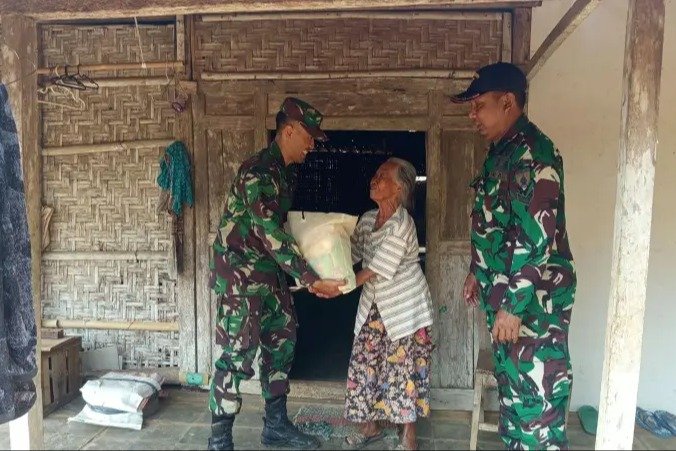 Gandeng BSI, Koramil Donorojo Salurkan Paket Sembako Door to Door untuk Warga Kurang Mampu di Pacitan Gandeng BSI, Koramil Donorojo Salurkan Paket Sembako Door to Door untuk Warga Kurang Mampu di Pacitan