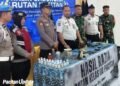 Petugas gabungan dari TNI, Polri, dan Polsuspas menunjukkan barang bukti serta sampel tes urine warga binaan dalam konferensi pers usai razia di Rutan Kelas IIB Pacitan. ( Foto: Istimewa )