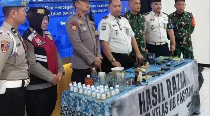 Petugas gabungan dari TNI, Polri, dan Polsuspas menunjukkan barang bukti serta sampel tes urine warga binaan dalam konferensi pers usai razia di Rutan Kelas IIB Pacitan. ( Foto: Istimewa )