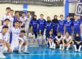 Tim futsal putra dan putri SMAN 1 Pacitan (SMA 271) foto bersama merayakan keberhasilan mengawinkan gelar Juara 1 Student Futsal League (SFL) #6 2026 di GOR Pacitan, Minggu (27/9/2026). (Foto: Istimewa)