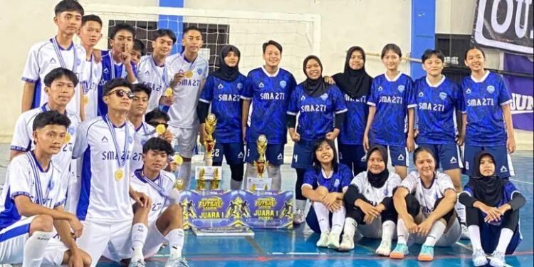Tim futsal putra dan putri SMAN 1 Pacitan (SMA 271) foto bersama merayakan keberhasilan mengawinkan gelar Juara 1 Student Futsal League (SFL) #6 2026 di GOR Pacitan, Minggu (27/9/2026). (Foto: Istimewa)