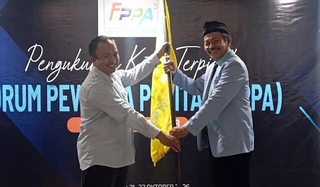 Penyerahan pataka bendera organisasi saat pengukuhan Sutikno (GUSTIK) sebagai Ketua Forum Pewarta Pacitan (FPPA) masa bakti 2026–2028 di Next Hotel Yogyakarta, Depok, Sleman, Rabu (21/10/2026) malam. (Foto: Istimewa)