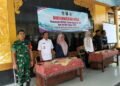 Babinsa Koramil 0801/11 Donorojo Serda Suyatno (kiri) bersama jajaran Pemerintah Desa Widoro dalam giat Musyawarah Desa (Musdes) Penetapan RKPDes Tahun Anggaran 2027 di Balai Desa Widoro, Kecamatan Donorojo, Kabupaten Pacitan, Sabtu (3/10/2026).