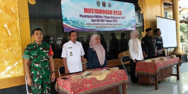 Babinsa Koramil 0801/11 Donorojo Serda Suyatno (kiri) bersama jajaran Pemerintah Desa Widoro dalam giat Musyawarah Desa (Musdes) Penetapan RKPDes Tahun Anggaran 2027 di Balai Desa Widoro, Kecamatan Donorojo, Kabupaten Pacitan, Sabtu (3/10/2026).