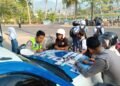 Petugas Satlantas Polres Pacitan saat mendata dan menilang sejumlah pengendara yang mayoritas pelajar dalam operasi penindakan pelanggaran di Jalan WR Supratman, Kelurahan Sidoharjo, Pacitan, Senin (5/10/2026). (Foto: Istimewa)
