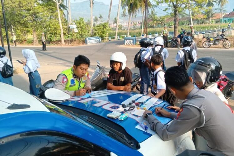 Satlantas Polres Pacitan Jaring 23 Pelanggar Lalu Lintas di Jalan WR Supratman, Mayoritas Pelajar SMA/SMK Satlantas Polres Pacitan Jaring 23 Pelanggar Lalu Lintas di Jalan WR Supratman, Mayoritas Pelajar SMA/SMK