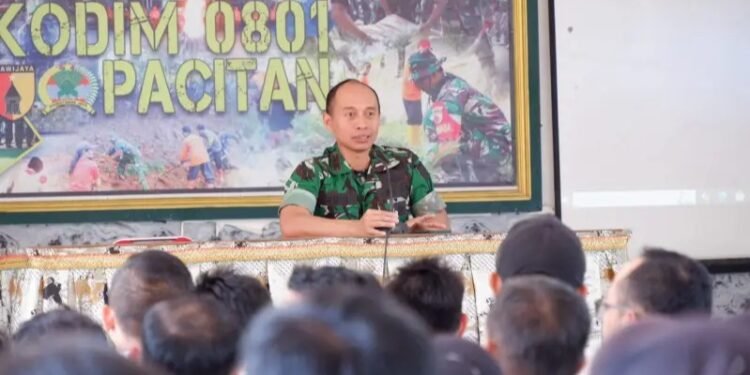 Komandan Kodim (Dandim) 0801/Pacitan Letkol Arh Rudi Ariyanto memberikan pengarahan kepada ratusan manajer Koperasi Desa/Kelurahan Merah Putih (KDKMP) di Aula Kopral Sigit Kodim 0801/Pacitan, Senin (5/10/2026). (Foto: Istimewa)