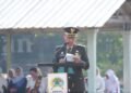 Dandim 0801/Pacitan Letkol Arh. Rudi Ariyanto, S.E., M.Sos. membacakan amanat Panglima TNI saat memimpin Upacara Peringatan HUT Ke-81 TNI di Lapangan PETA Kodim 0801/Pacitan, Kabupaten Pacitan, Jawa Timur, Senin (05/10/2026).