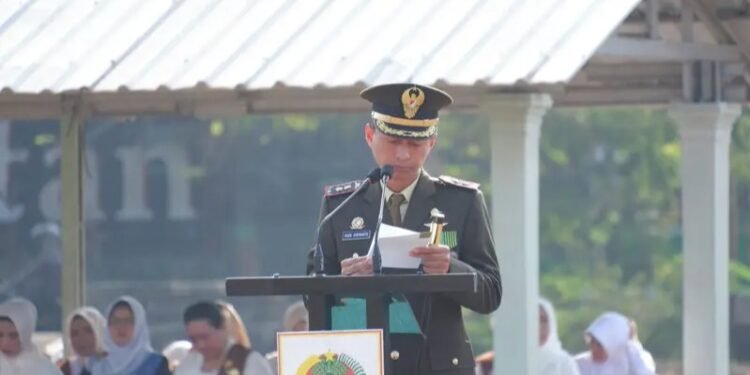 Dandim 0801/Pacitan Letkol Arh. Rudi Ariyanto, S.E., M.Sos. membacakan amanat Panglima TNI saat memimpin Upacara Peringatan HUT Ke-81 TNI di Lapangan PETA Kodim 0801/Pacitan, Kabupaten Pacitan, Jawa Timur, Senin (05/10/2026).