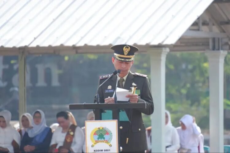 Ratusan Prajurit Tiga Matra Gelar Upacara HUT Ke-81 TNI di Lapangan PETA Pacitan