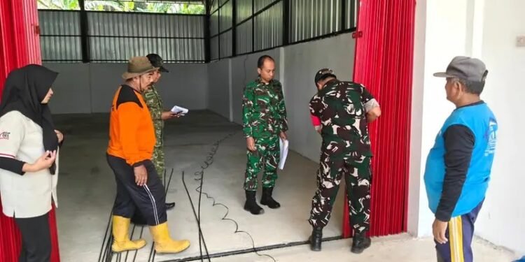 Dandim 0801/Pacitan Letkol Arh Rudi Ariyanto bersama Forkopimca Arjosari dan pengurus meninjau kondisi fisik serta fasilitas Koperasi Desa/Kelurahan Merah Putih (KDKMP) di Kecamatan Arjosari, Kabupaten Pacitan, Jumat (09/10/2026). (Foto: Dok. Kodim 0801/Pacitan)