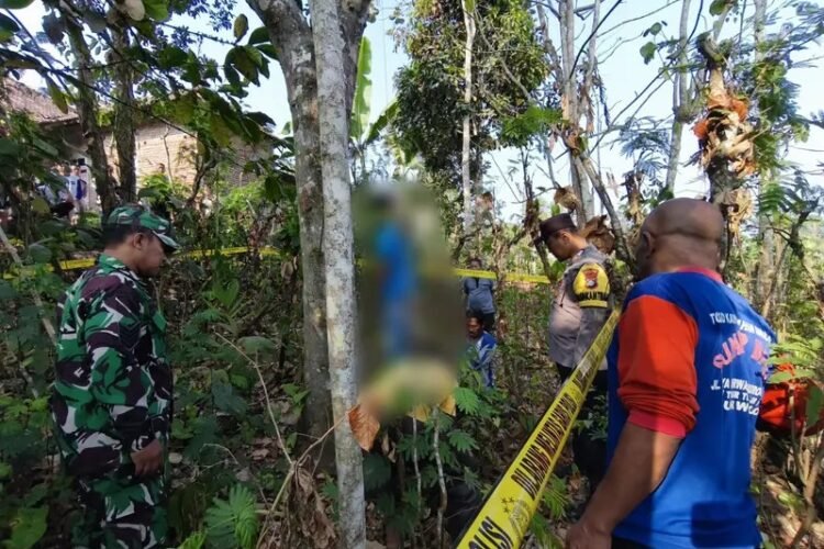 Ditemukan Meninggal Tergantung di Kebun, Warga Desa Jeruk Pacitan Dievakuasi Petugas Gabungan