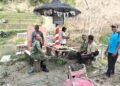Dandim 0801/Pacitan Letkol Arh Rudi Ariyanto bersama Danramil 0801/04 Tegalombo Kapten Inf Totok Dwi Wahono berbincang santai dan melakukan komunikasi sosial bersama warga di lokasi pembangunan Jembatan Garuda, Desa Ngreco, Kecamatan Tegalombo, Kabupaten Pacitan, Minggu (11/10/2026). (Foto: Istimewa )