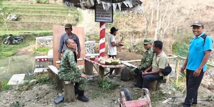 Dandim 0801/Pacitan Letkol Arh Rudi Ariyanto bersama Danramil 0801/04 Tegalombo Kapten Inf Totok Dwi Wahono berbincang santai dan melakukan komunikasi sosial bersama warga di lokasi pembangunan Jembatan Garuda, Desa Ngreco, Kecamatan Tegalombo, Kabupaten Pacitan, Minggu (11/10/2026). (Foto: Istimewa )