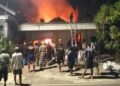 Warga bersama aparat gabungan dan petugas pemadam kebakaran bahu-membahu memadamkan kobaran api yang menghanguskan rumah di Dusun Clumpring, Desa Gemaharjo, Kecamatan Tegalombo, Pacitan, Jawa Timur, Minggu (11/10/2026) malam. (Foto: Istimewa)