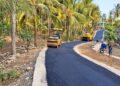 Pekerja dan alat berat menyelesaikan proses pengaspalan pada proyek peningkatan Jalan Sukoharjo–Buyutan sepanjang 2,74 kilometer di Kabupaten Pacitan, Jawa Timur. (Foto: Dok. Istimewa)