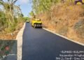 Pekerja mengoperasikan alat berat penggilas aspal (roller) saat pengerjaan pemeliharaan berkala di Jalur Candi–Srau, Kecamatan Pringkuku, Kabupaten Pacitan, Jawa Timur, Senin (12/10/2026). (Foto: Istimewa)