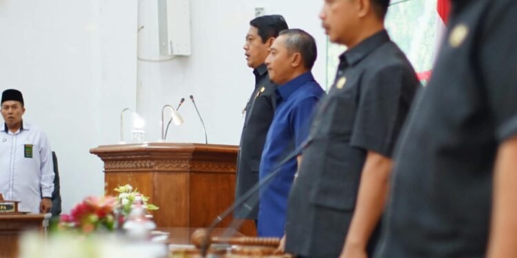 Bupati Pacitan bersama pimpinan DPRD Kabupaten Pacitan mengikuti Rapat Paripurna penyampaian Rancangan Peraturan Daerah (Raperda) APBD Tahun Anggaran 2027 di Gedung DPRD Pacitan, Senin (12/10/2026). (Foto: Dok. Istimewa)