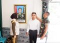 Seorang calon prajurit TNI AD berpakaian putih-hitam menjalani pengukuran tinggi badan oleh petugas Kodim 0801/Pacitan bersama tim kesehatan dalam tahapan Validasi Offline Seleksi Bintara dan Tamtama 2026 di Makodim 0801/Pacitan, Rabu (14/10/2026). (Foto: Istimewa)