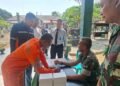 Sejumlah pegawai BUMN Kabupaten Pacitan melakukan registrasi kehadiran didampingi personel TNI saat mengikuti kegiatan Penanaman Kedisiplinan dan Kesadaran Bela Negara di Aula Kopral Sigit Kodim 0801/Pacitan, Jumat (16/10/2026). (Foto: Istimewa)