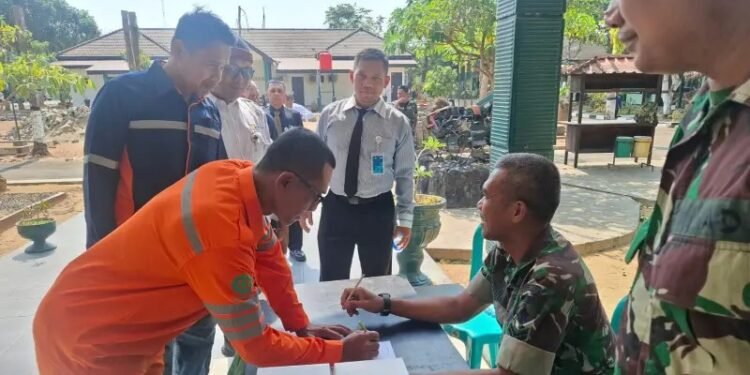 Sejumlah pegawai BUMN Kabupaten Pacitan melakukan registrasi kehadiran didampingi personel TNI saat mengikuti kegiatan Penanaman Kedisiplinan dan Kesadaran Bela Negara di Aula Kopral Sigit Kodim 0801/Pacitan, Jumat (16/10/2026). (Foto: Istimewa)