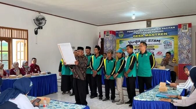 Pembacaan naskah deklarasi/komitmen oleh pihak Desa Mantren saat kegiatan Verifikasi Sanitasi Total Berbasis Masyarakat (STBM) di Balai Desa Mantren, Kecamatan Punung, Kabupaten Pacitan, Jumat (16/10/2026). (Foto: Istimewa)