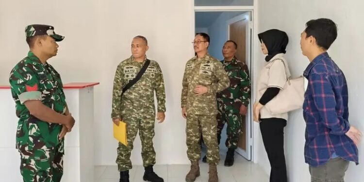 Tim Verifikasi Mabes TNI didampingi Kodim 0801/Pacitan saat meninjau kesiapan fisik sarana dan prasarana Koperasi Desa Kelurahan Merah Putih (KDKMP) di Kecamatan Pringkuku, Kabupaten Pacitan, Sabtu (17/10/2026). (Foto: Dok. Kodim 0801/Pacitan)