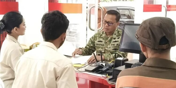 Ketua Tim Verval Mabes TNI Laksma TNI Sunaryadi melakukan pengecekan berkas administrasi dan kesiapan lokasi Koperasi Desa/Kelurahan Merah Putih (KDKMP) di Kabupaten Pacitan, Minggu (18/10/2026). (Foto: Istimewa)